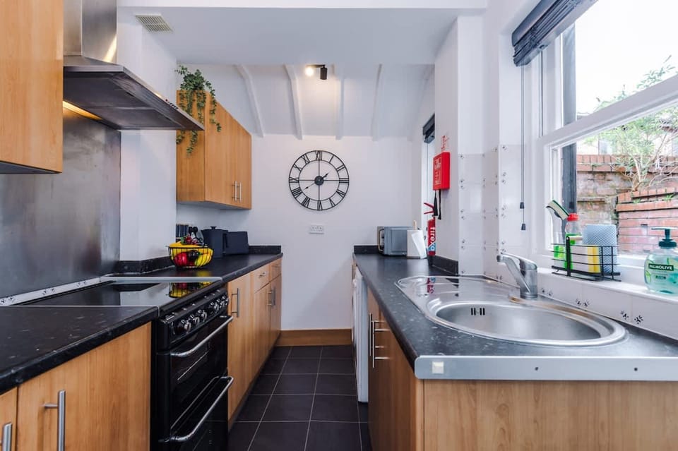 House | 2 bedrooms, desk