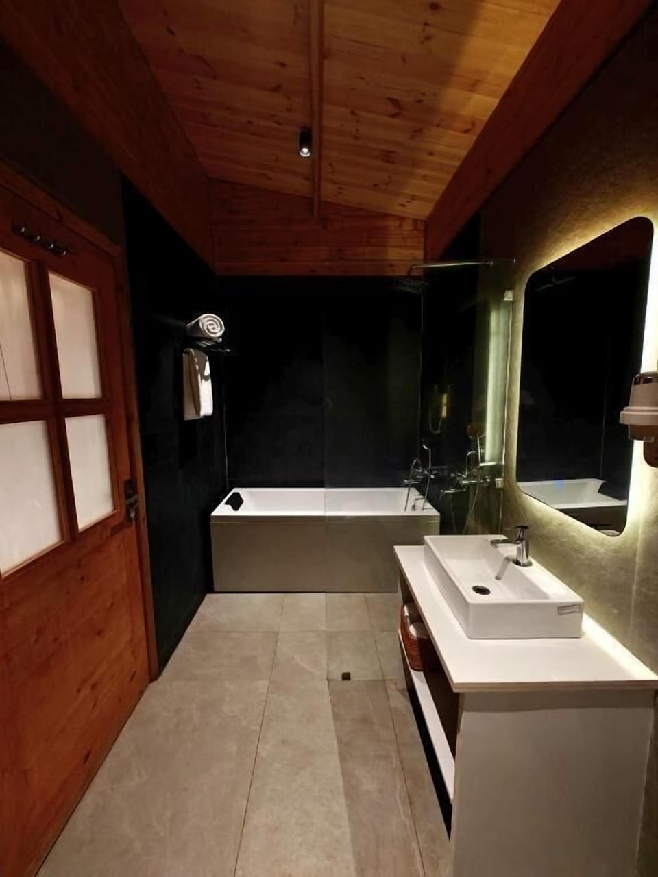 Deluxe Double Room | Bathroom | Free toiletries, hair dryer, towels, soap