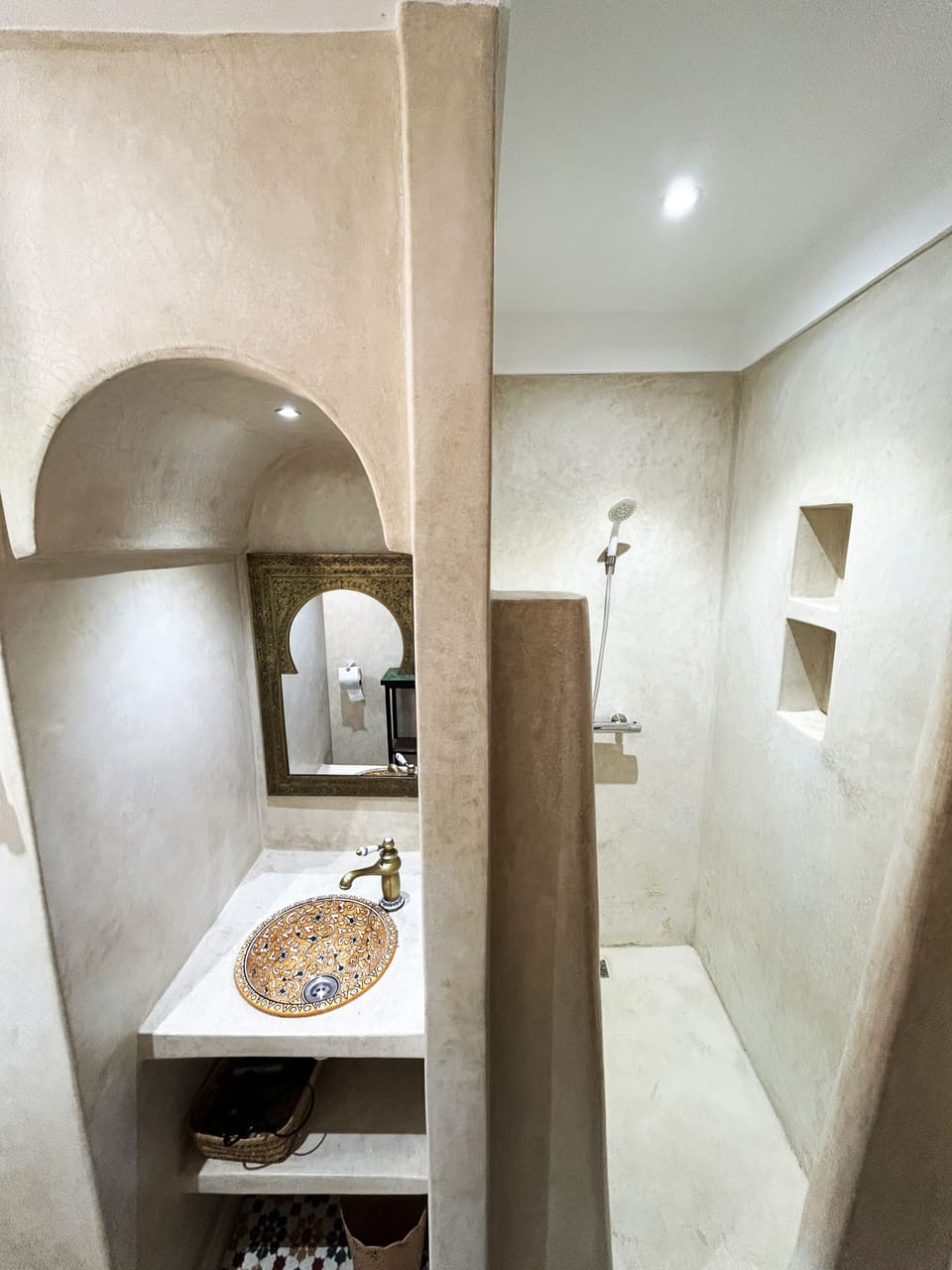 Twin Room with separate private bathroom | Bathroom | Shower, free toiletries, hair dryer, towels