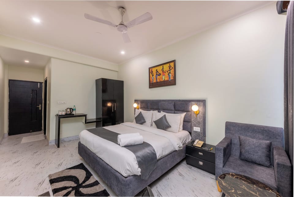 Deluxe Double Room, City View | Desk, laptop workspace, free WiFi