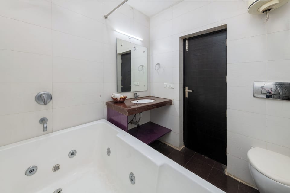 Presidential Double Room, City View | Bathroom | Shower, free toiletries, hair dryer, slippers