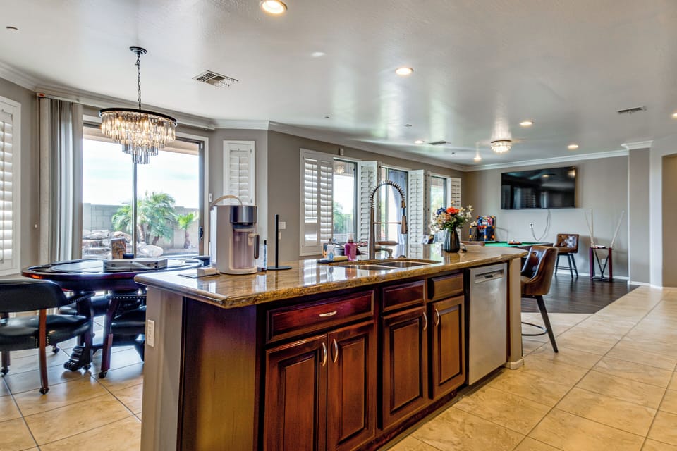 House (5 Bedrooms) | Interior