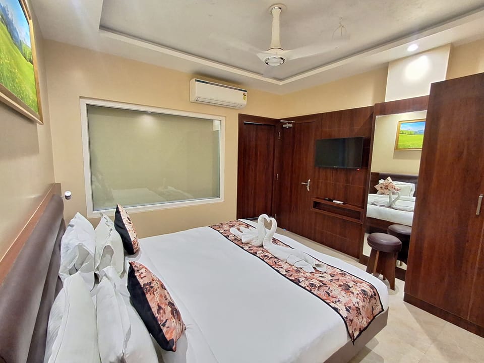 Suite, River View | Desk, laptop workspace, iron/ironing board, free WiFi