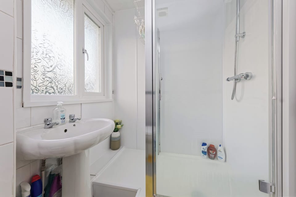 House Sleeps 14 With Enclosed Garden House in Canterbury