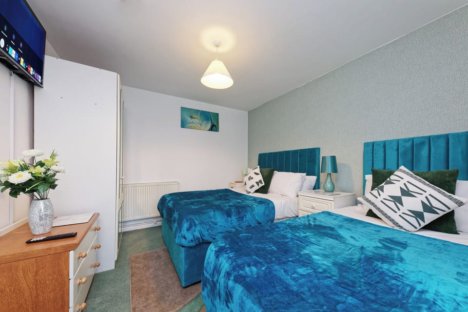 House Sleeps 14 With Enclosed Garden House in Canterbury
