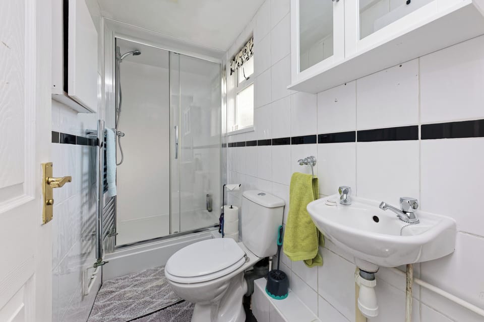 House Sleeps 14 With Enclosed Garden House in Canterbury