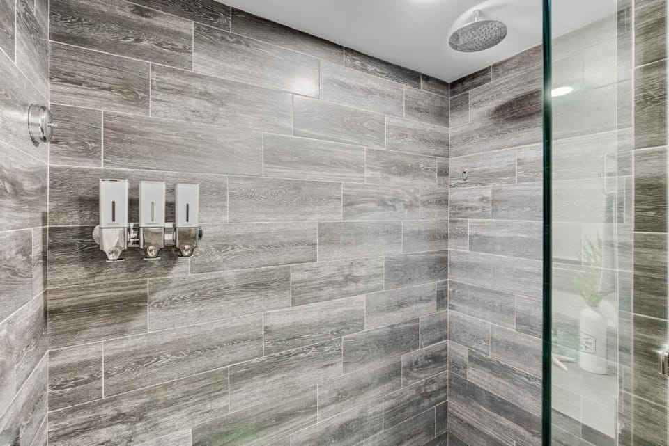 Comfort Double Room, 1 King Bed, Partial Ocean View | Bathroom | Towels, soap, shampoo, toilet paper