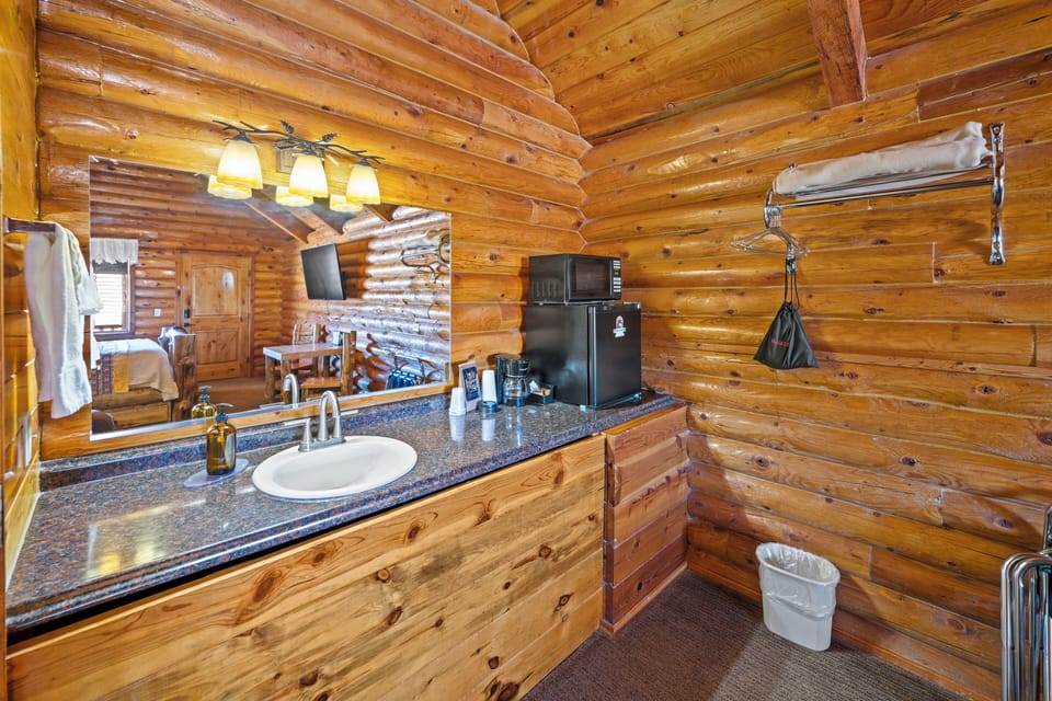 Combined shower/tub, free toiletries, towels