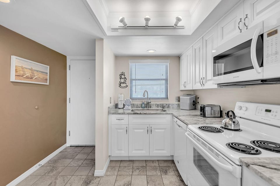 Condo, Multiple Beds (Bayshore Yacht & Tennis 205) | Private kitchen