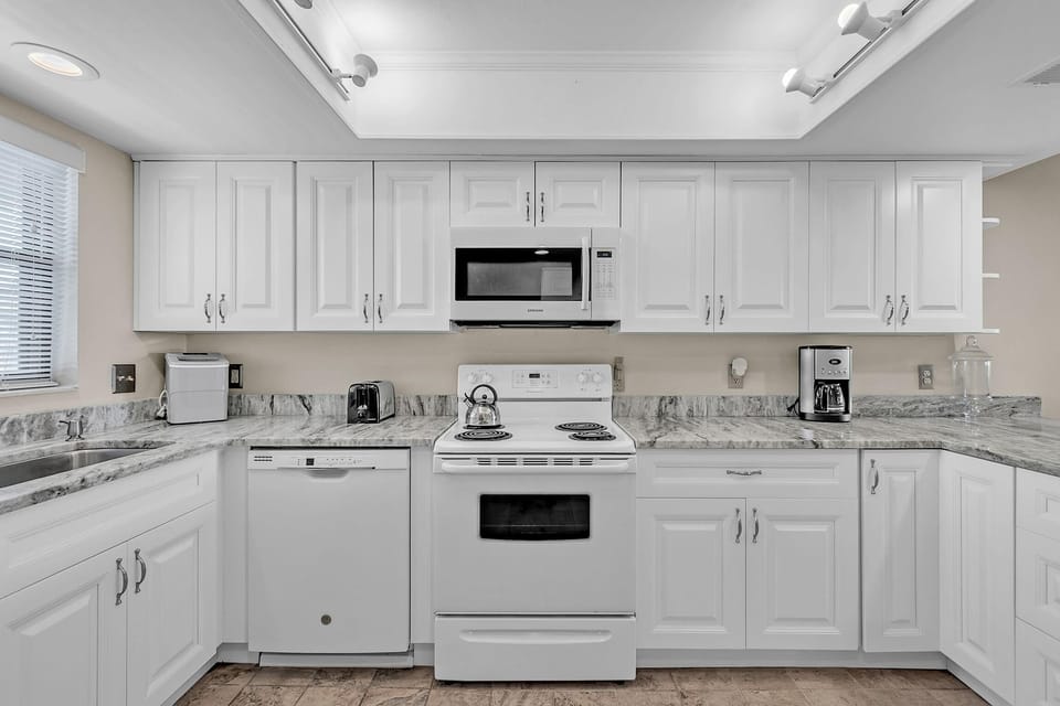 Condo, Multiple Beds (Bayshore Yacht & Tennis 205) | Private kitchen
