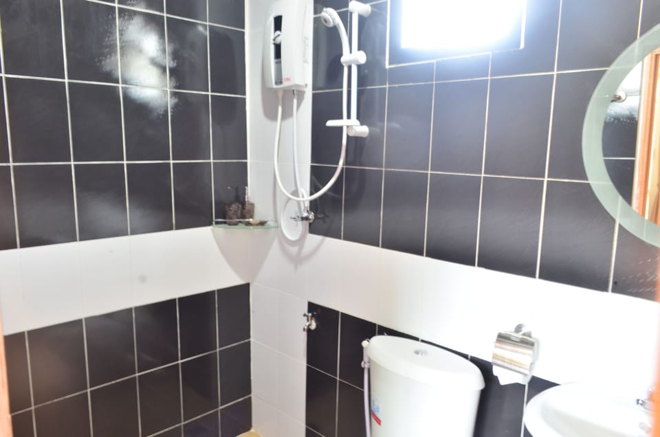 Superior Twin Room | Bathroom | Shower, free toiletries
