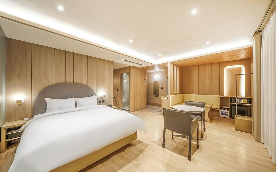 Premium bedding, down comforters, in-room safe, free WiFi