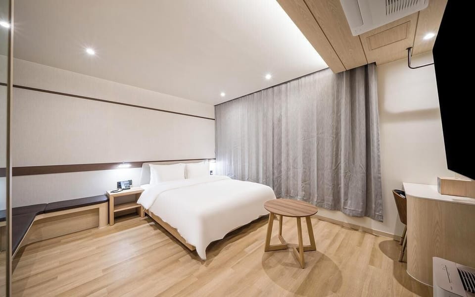 Premium bedding, down comforters, in-room safe, WiFi (free)