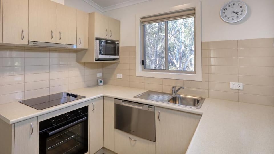 Family Cabin - Sleeps 5 | Private kitchen | Shared fridge, microwave