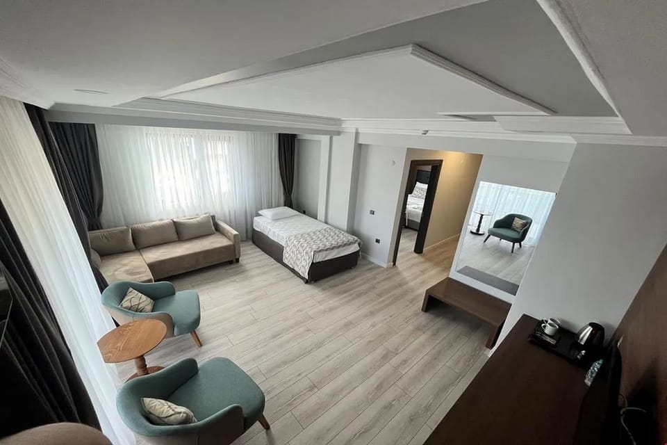 Deluxe Room, Balcony, City View | Desk, blackout drapes, soundproofing, WiFi (free)