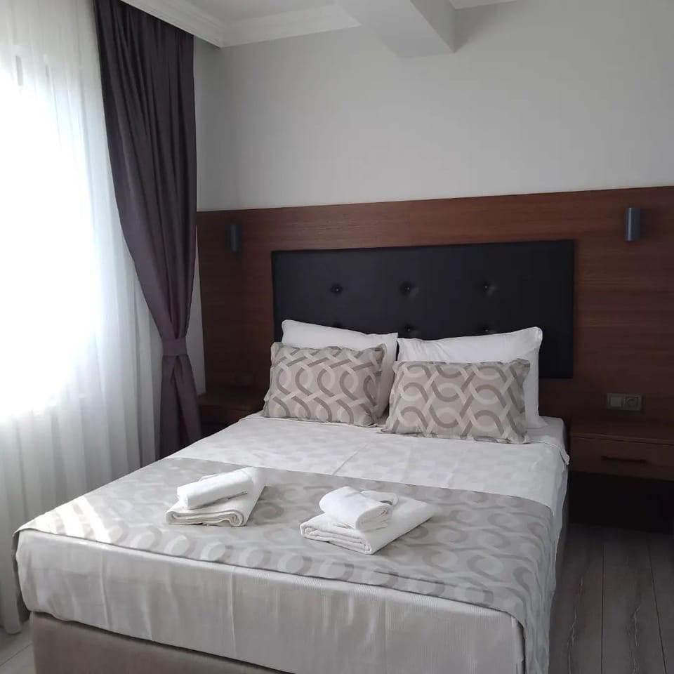 Deluxe Room, Balcony, City View | Desk, blackout drapes, soundproofing, WiFi (free)