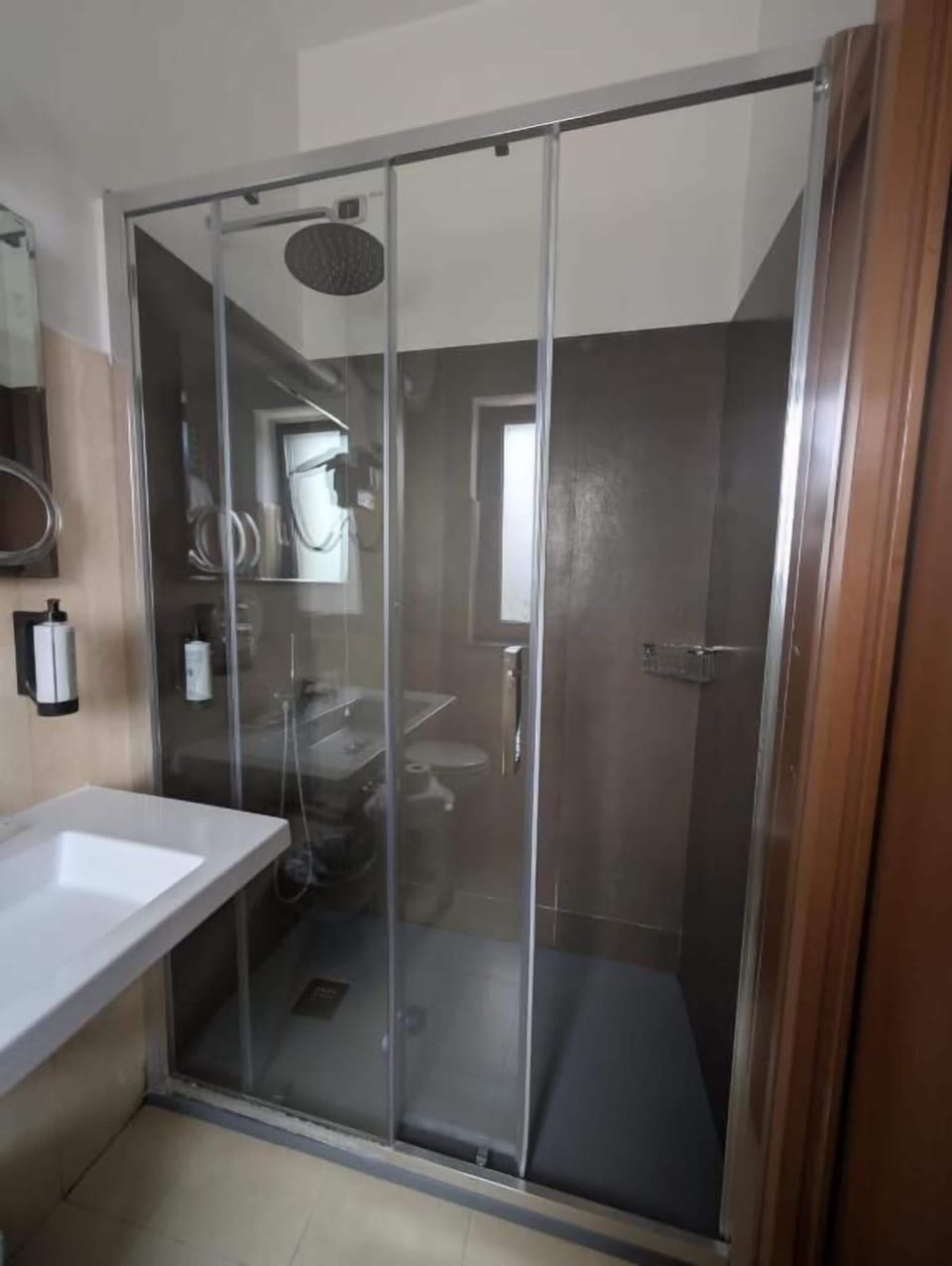 Shower, free toiletries, hair dryer, bidet