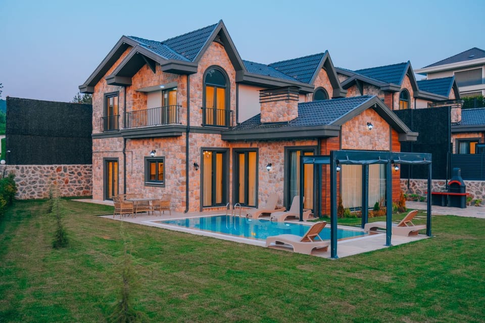 2 outdoor pools