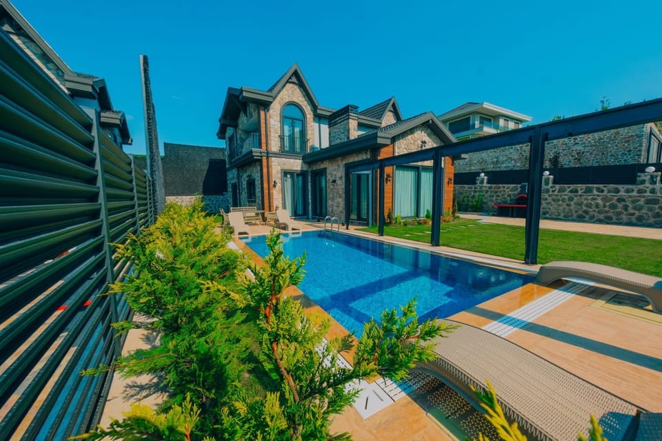 2 outdoor pools