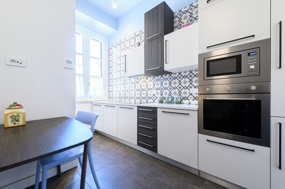 Apartment (1 Bedroom) | Private kitchen | Microwave, oven, stovetop, cookware/dishes/utensils