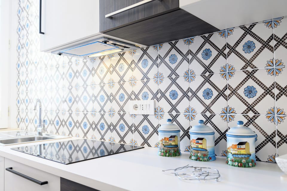 Apartment (1 Bedroom) | Private kitchen | Microwave, oven, stovetop, cookware/dishes/utensils