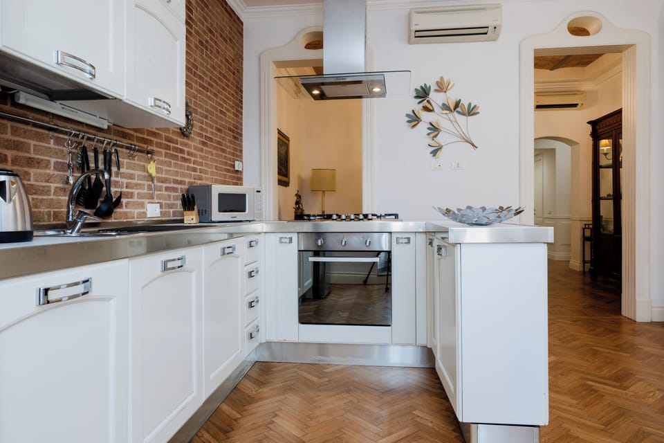 Apartment (3 Bedrooms) | Private kitchenette | Microwave, oven, electric kettle