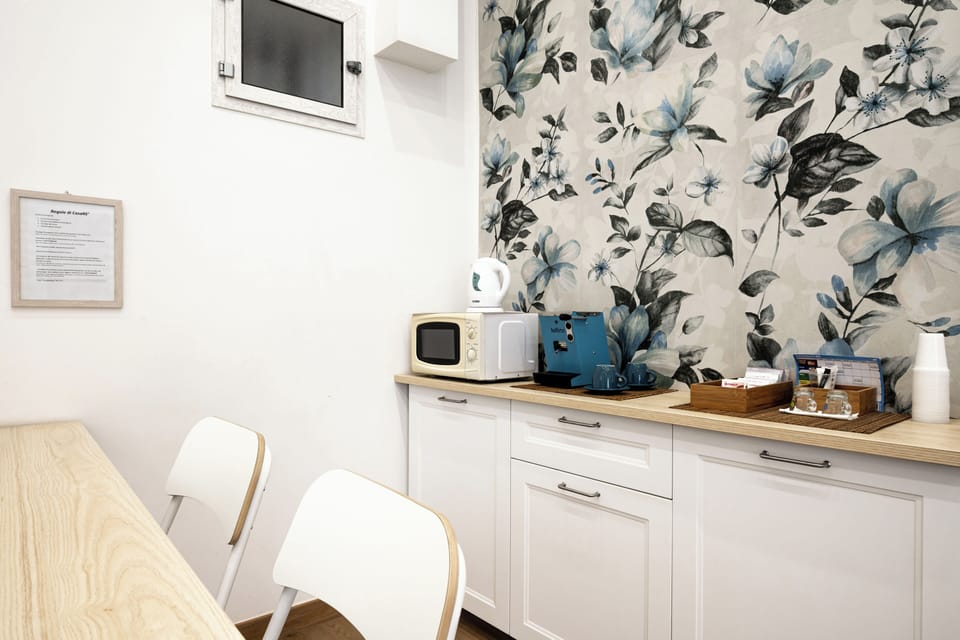 Apartment (1 Bedroom) | Private kitchen | Cookware/dishes/utensils