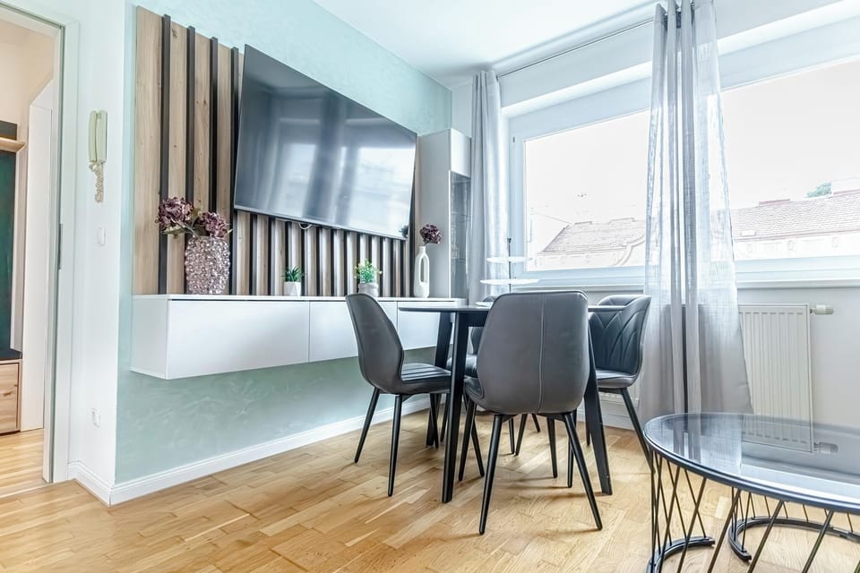 Basic Apartment | Dining