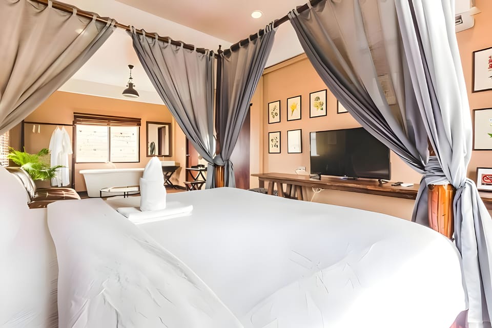Deluxe Double Room, 1 Queen Bed, Non Smoking | Desk, free WiFi