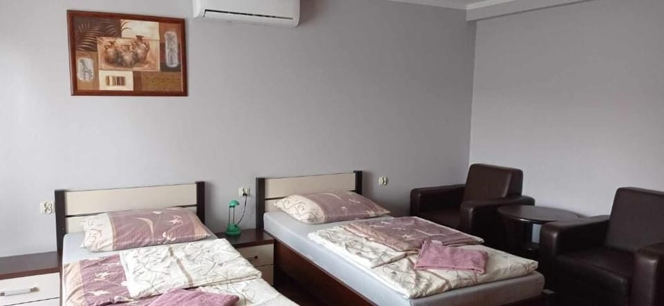 Comfort Apartment, Garden View | Iron/ironing board (on request), WiFi (free)
