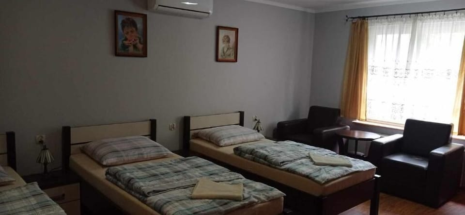 Comfort Triple Room | Iron/ironing board (on request), WiFi (free)