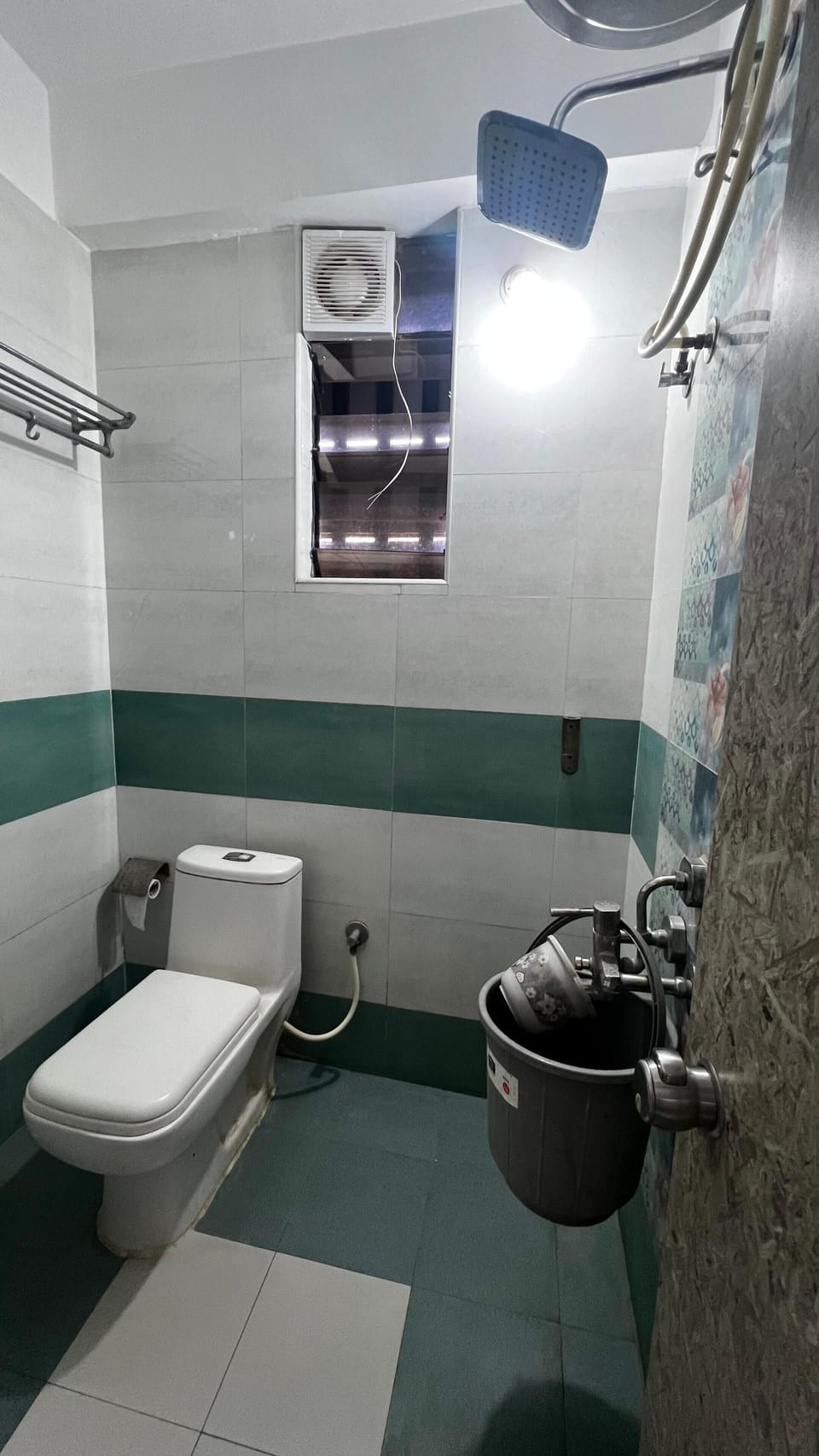 Classic Double Room | Bathroom | Free toiletries, towels, soap, shampoo