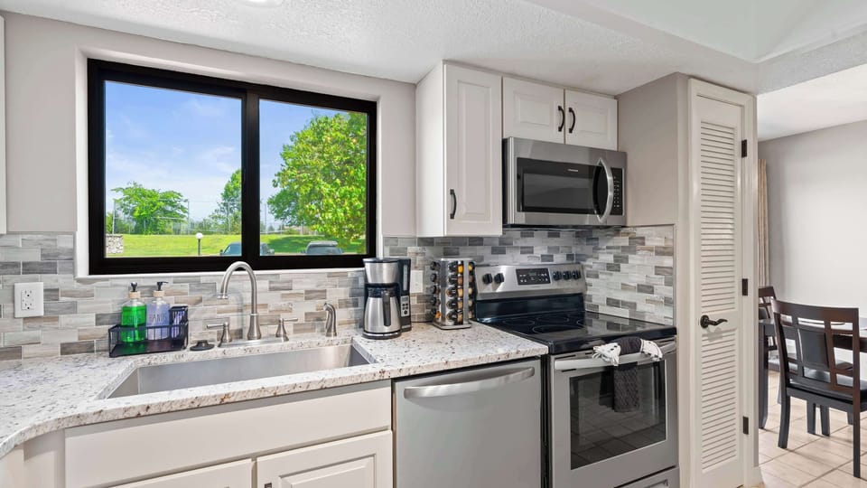 Condo, Multiple Beds, Balcony, Garden View (Lake Ozark Oasis) | Private kitchen