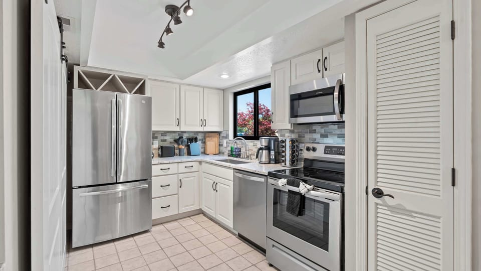 Condo, Multiple Beds, Balcony, Garden View (Lake Ozark Oasis) | Private kitchen
