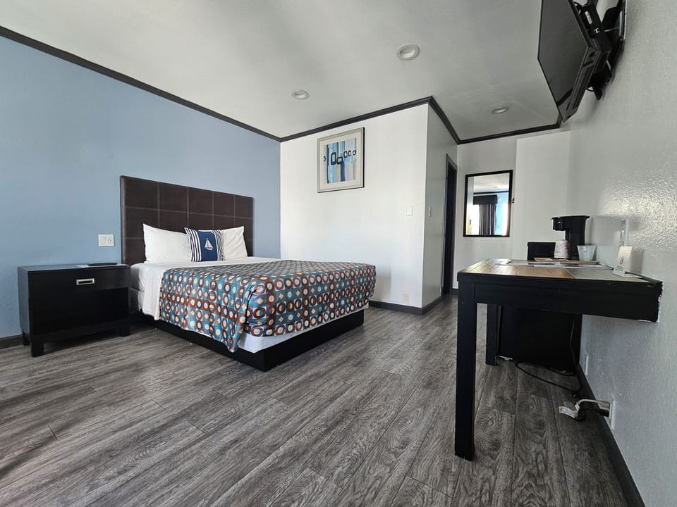 Standard Queen Room (Upstairs) | Desk, blackout drapes, free WiFi, bed sheets