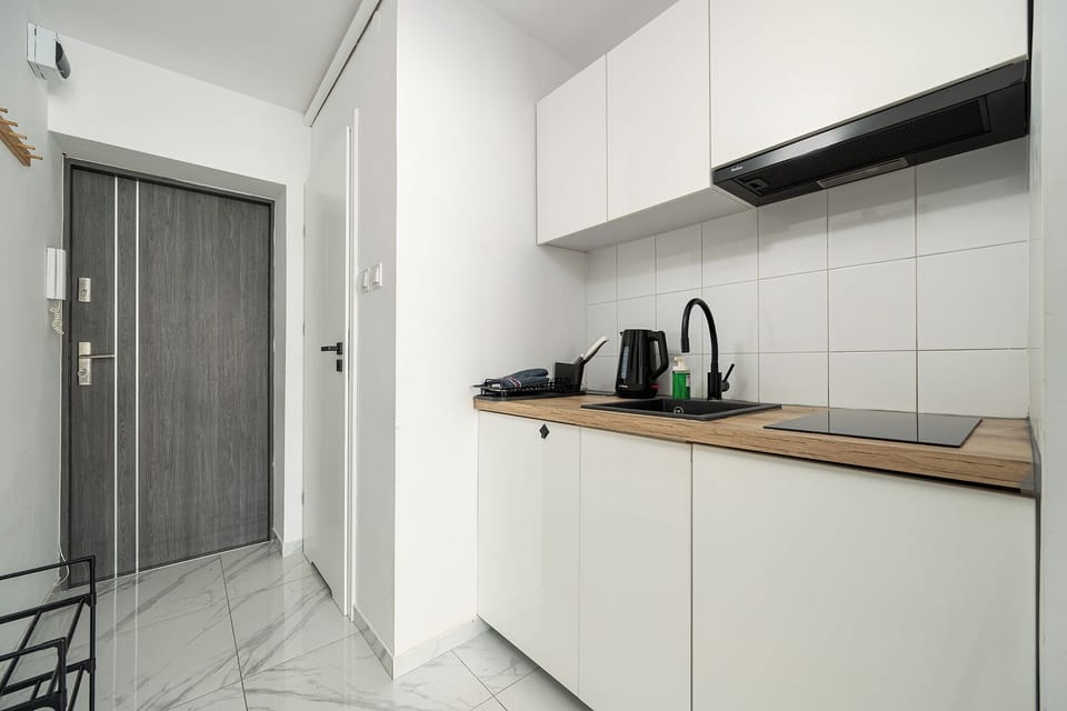 Studio Suite | Private kitchenette | Coffee/tea maker, electric kettle