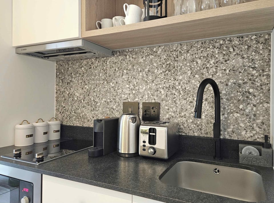 Oven, coffee/tea maker, electric kettle, coffee grinder