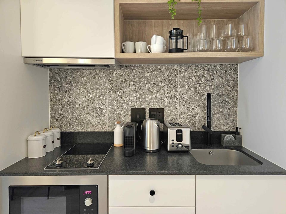Oven, coffee/tea maker, electric kettle, coffee grinder