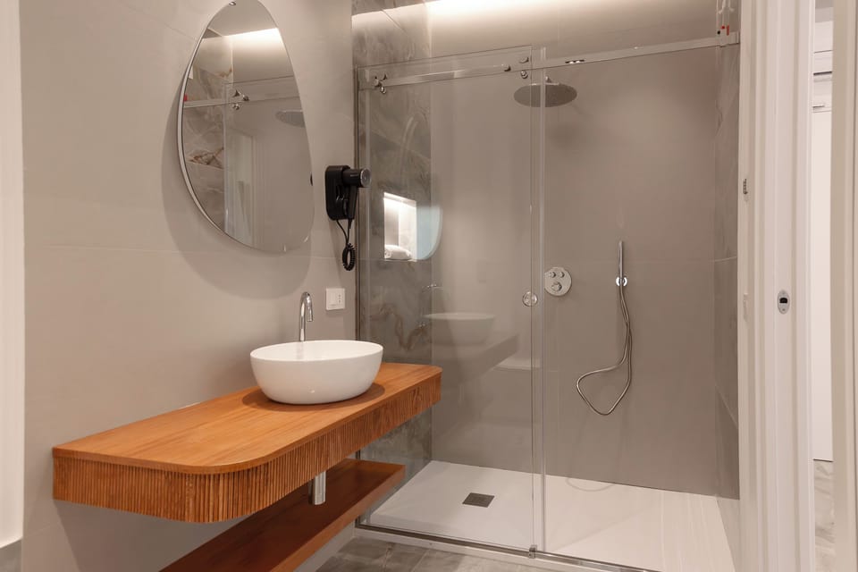 Deluxe Triple Room, Balcony, City View | Bathroom | Soap, shampoo, toilet paper