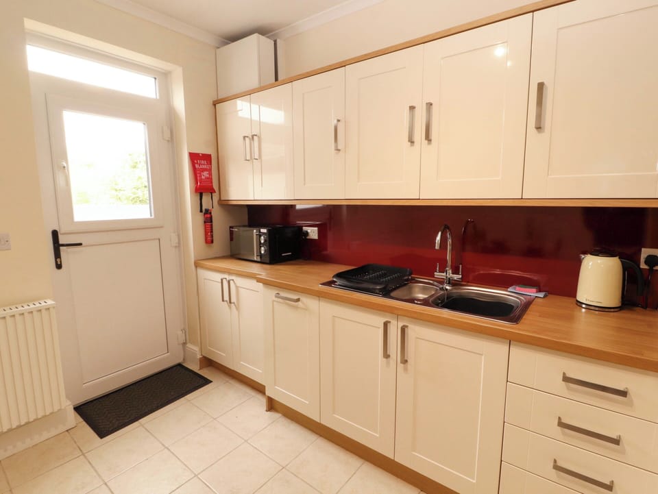 Cottage | Private kitchen | Dishwasher, cookware/dishes/utensils