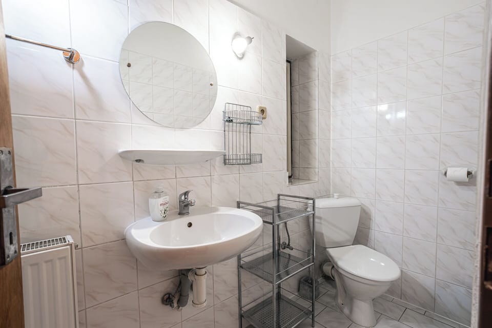 Triple Room | Bathroom | Free toiletries, towels, soap, shampoo