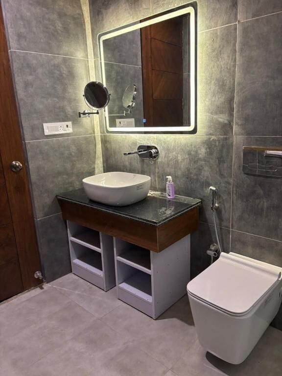 Executive Double Room, Balcony, Garden View | Bathroom | Soap, shampoo, toilet paper