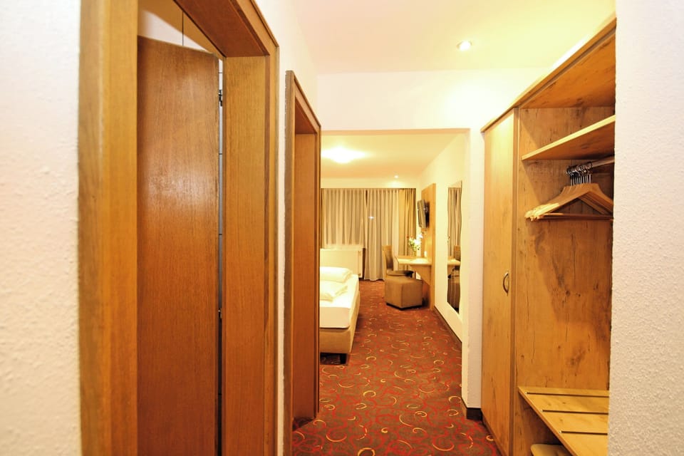 Standard Suite, Balcony, Mountain View | In-room safe, blackout drapes, free WiFi, bed sheets