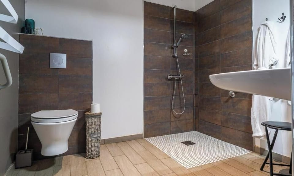 Double Room, Mobility Accessible | Bathroom
