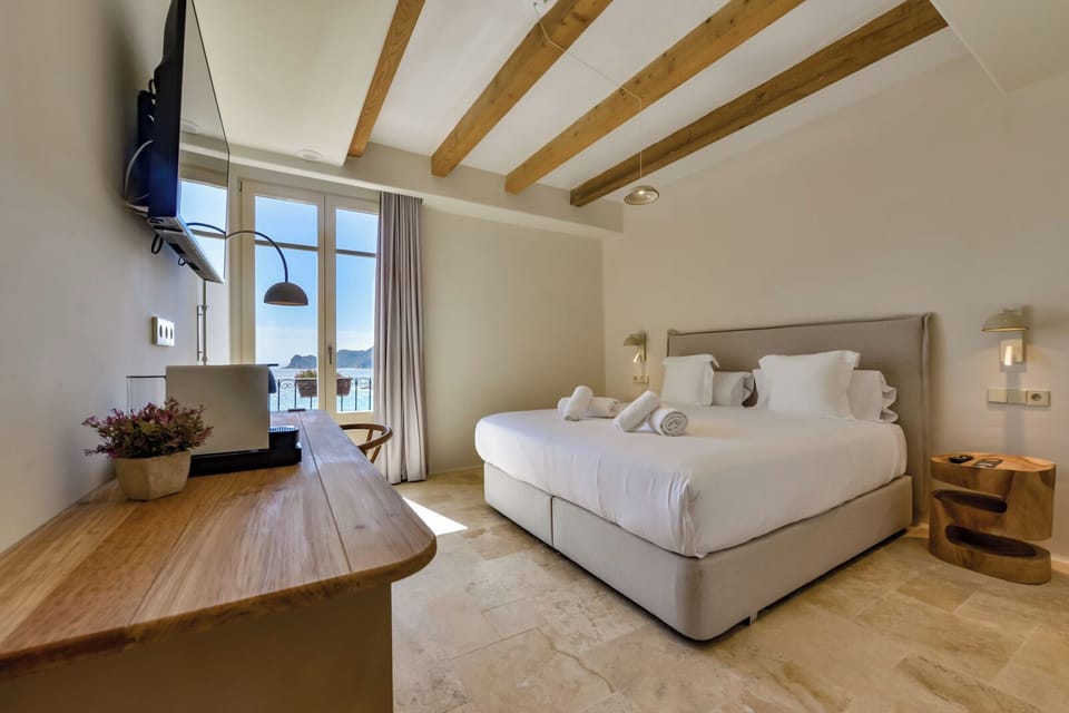 Deluxe Double Room, Balcony, Sea View | In-room safe, blackout drapes, soundproofing