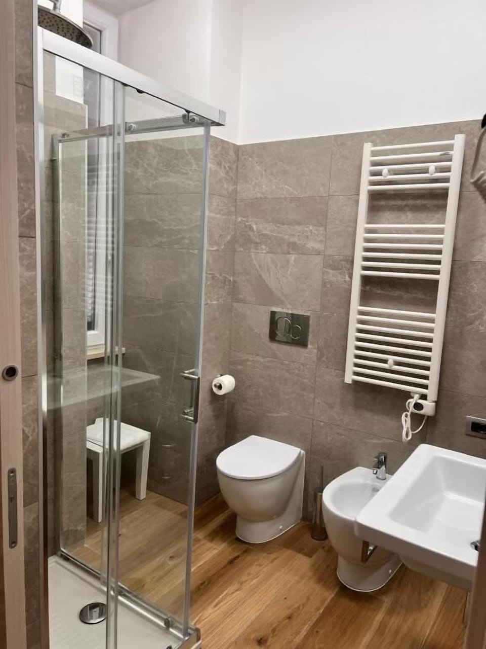 Shower, free toiletries, hair dryer, bidet