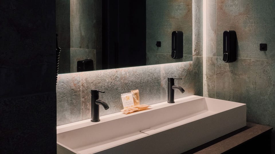Camera Queen con Vasca Idromassaggio | Bathroom | Eco-friendly toiletries, hair dryer, slippers, bidet