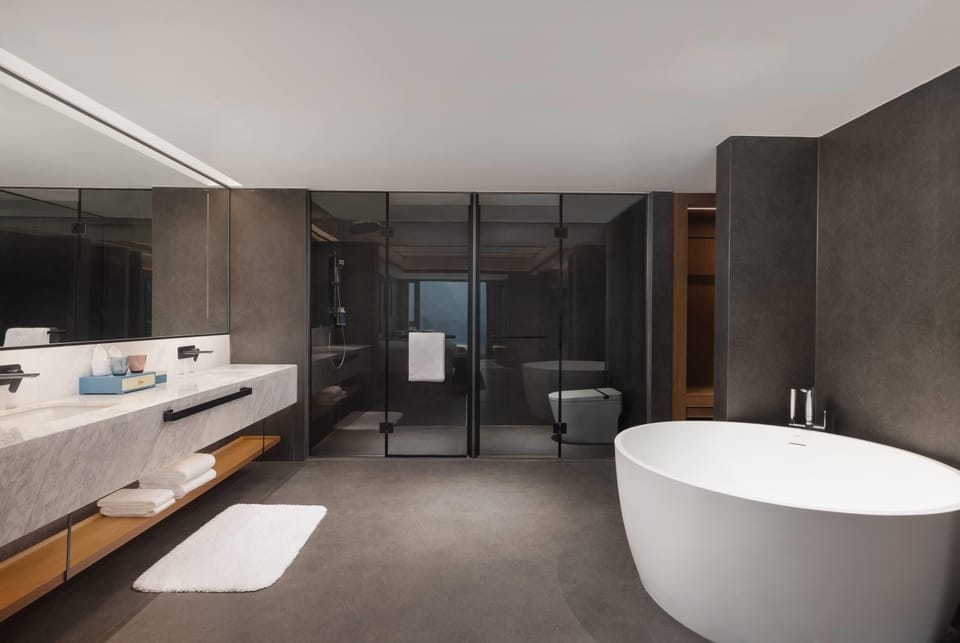 Deluxe Suite, 1 King Bed, Non Smoking