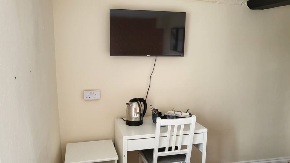 Standard Single Room, Ensuite (Room 1) | Iron/ironing board, free WiFi