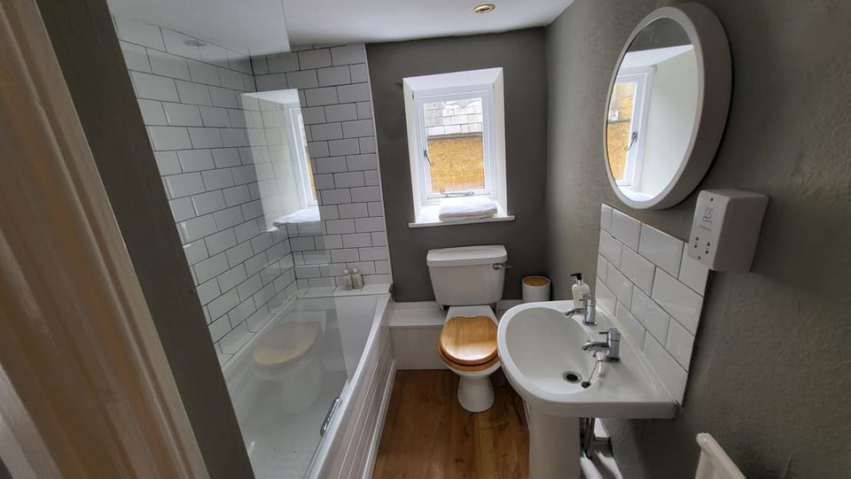 Superior Double Room, Ensuite (Room 2) | Iron/ironing board, free WiFi